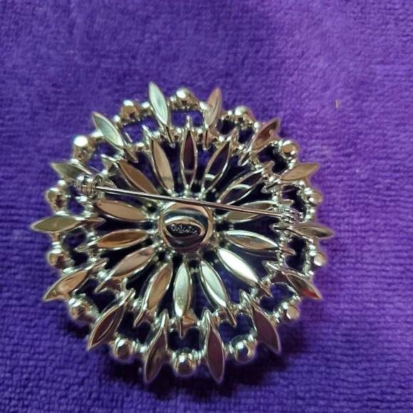 Beautiful Brooch - Picture 2 of 6